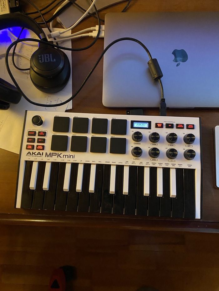 Сегодня: Akai MPK mini на рабочем столе